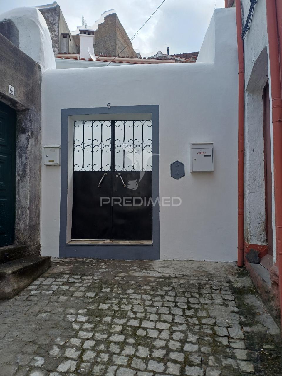 Prédio com dois t1 remodelado