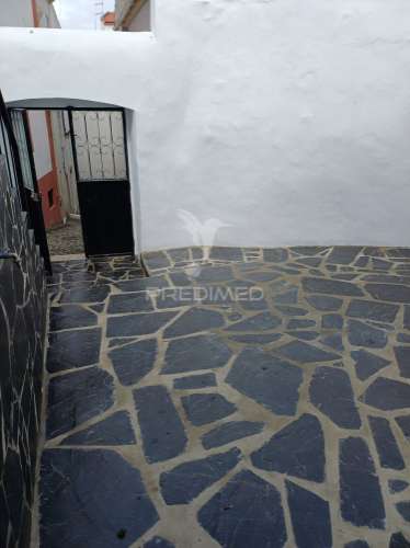 Prédio com dois t1 remodelado