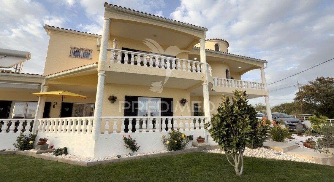 Moradia isolada com piscina e garagem