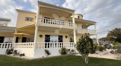 Moradia isolada com piscina e garagem