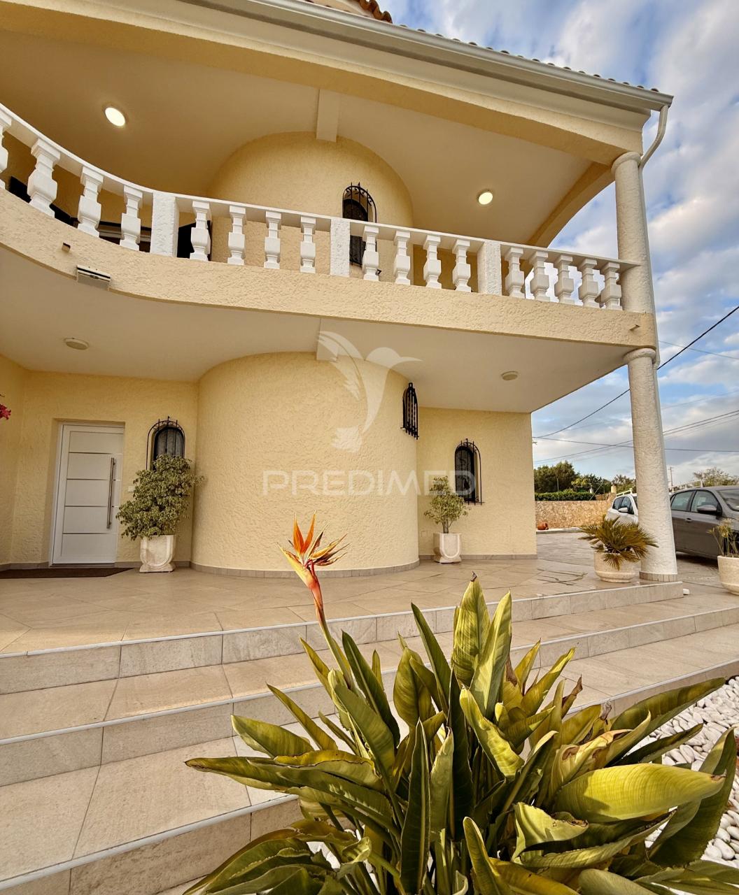 Moradia isolada com piscina e garagem