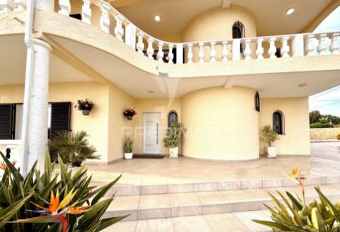 Moradia isolada com piscina e garagem