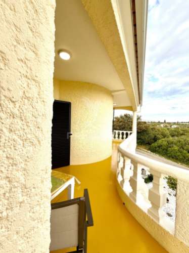 Moradia isolada com piscina e garagem