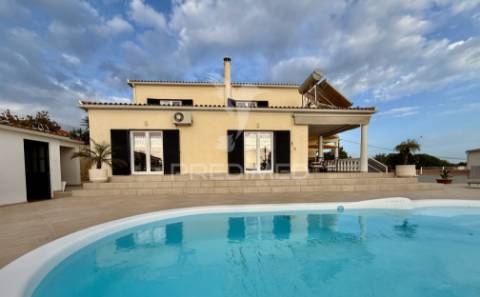 Moradia isolada com piscina e garagem