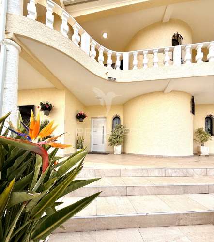 Moradia isolada com piscina e garagem