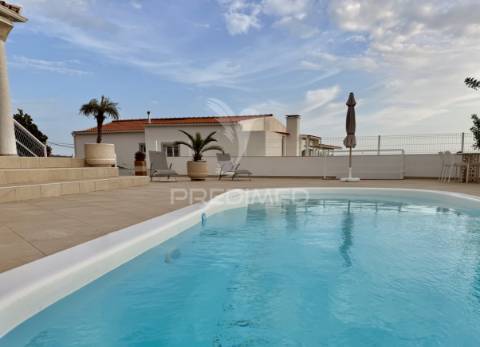 Moradia isolada com piscina e garagem