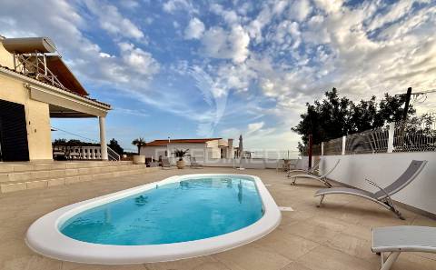 Moradia isolada com piscina e garagem