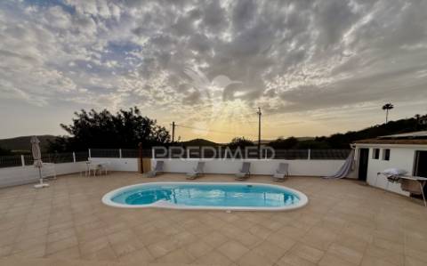 Moradia isolada com piscina e garagem