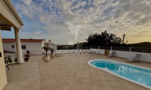 Moradia isolada com piscina e garagem
