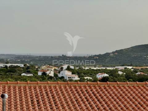 Moradia isolada com piscina e garagem