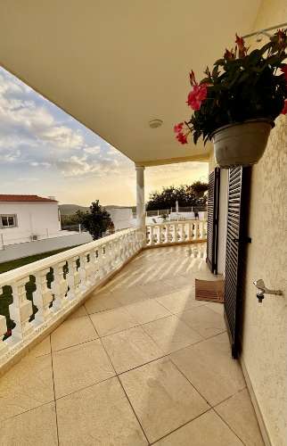 Moradia isolada com piscina e garagem
