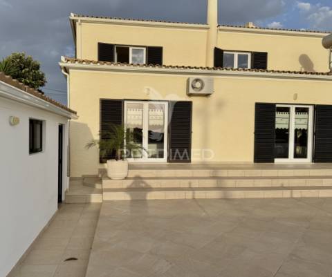Moradia isolada com piscina e garagem