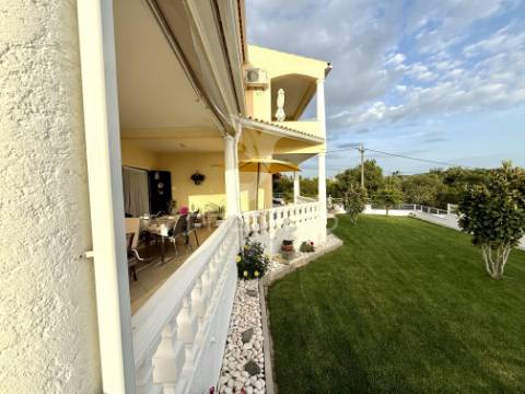 Moradia isolada com piscina e garagem
