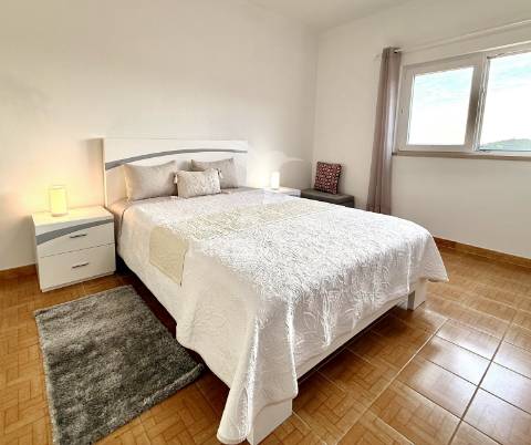 Moradia isolada com piscina e garagem