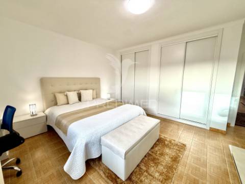 Moradia isolada com piscina e garagem