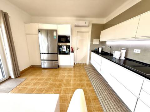 Moradia isolada com piscina e garagem