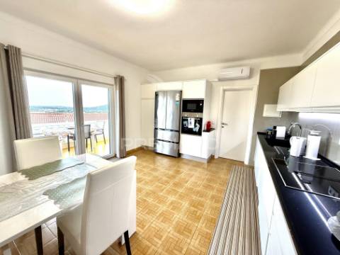 Moradia isolada com piscina e garagem