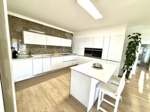 Moradia isolada com piscina e garagem