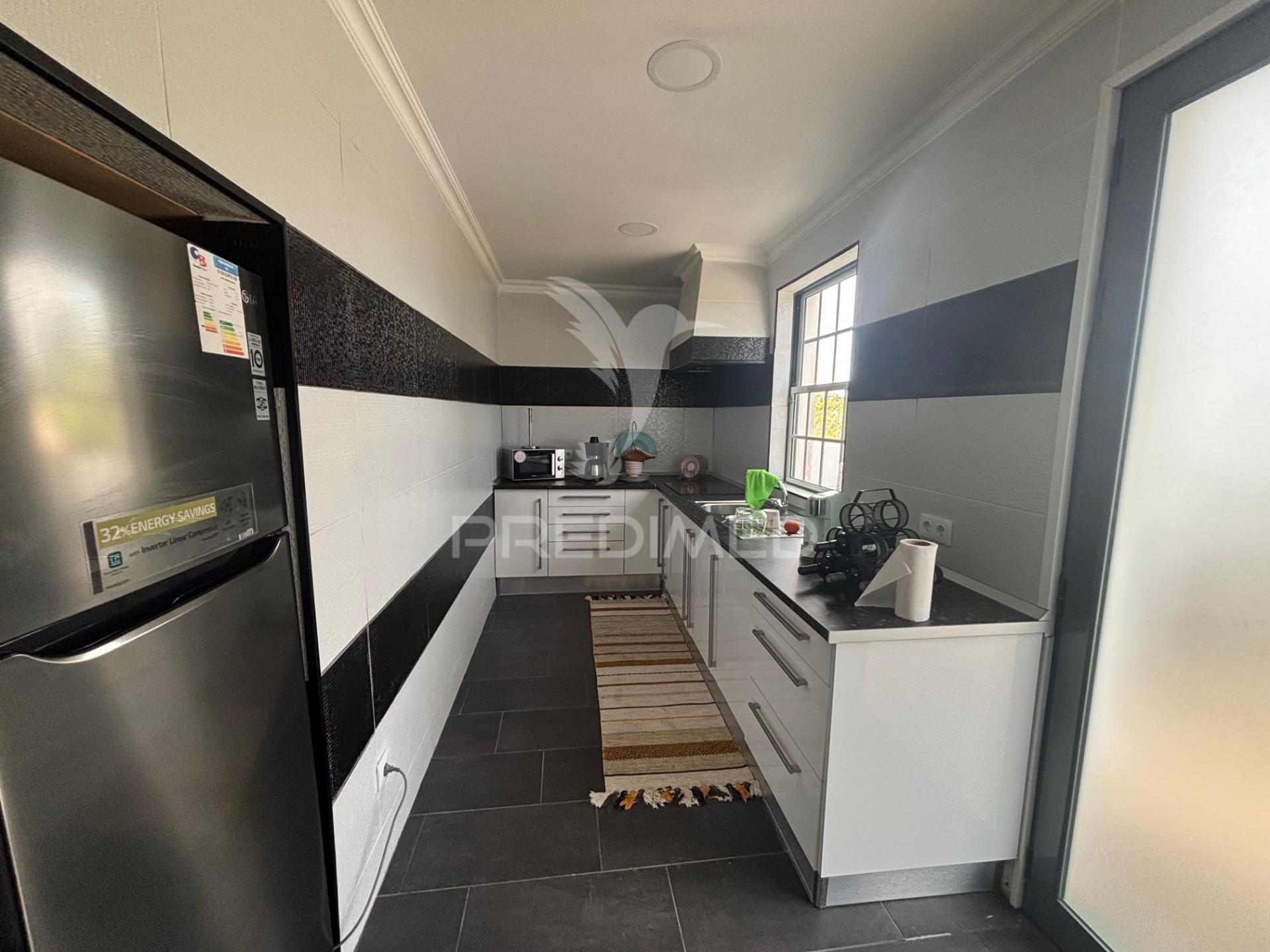 Moradia renovada com vista para a ilha de são jorge – santa luzia, são roque do pico