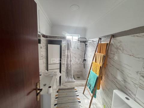 Moradia renovada com vista para a ilha de são jorge – santa luzia, são roque do pico