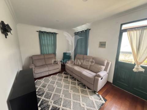 Moradia renovada com vista para a ilha de são jorge – santa luzia, são roque do pico