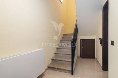 Moradia independente à venda em sesimbra   - venda nova