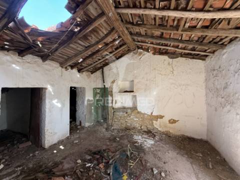 Moradia t2 para reconstrução | telhados grandes – são bento, porto de mós