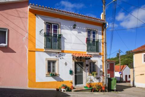 Moradia t2 com garagem independente em ribafria - alenquer