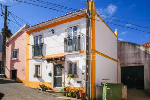 Moradia t2 com garagem independente em ribafria - alenquer