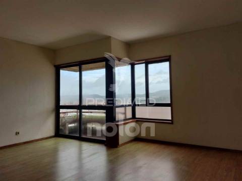 Apartamento t3+1 • 131 m² • varanda • vista deslumbrante • centro de são joão da madeira