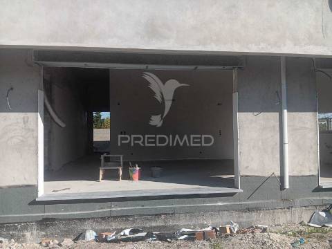 Moradia geminada t4 em brejos de azeitão