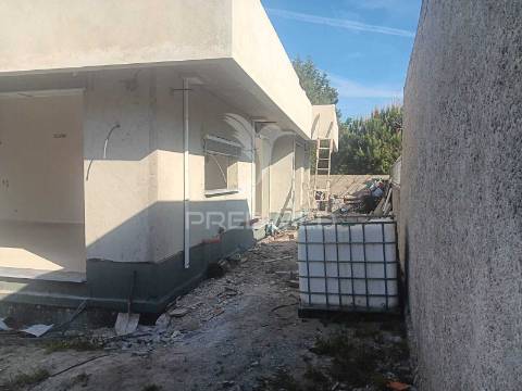 Moradia geminada t4 em brejos de azeitão