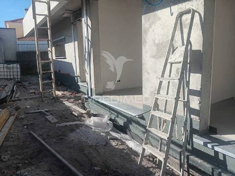 Moradia geminada t4 em brejos de azeitão