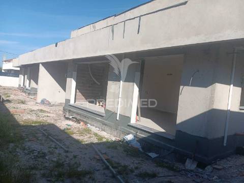 Moradia geminada t4 em brejos de azeitão