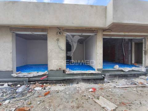 Moradia geminada t4 em brejos de azeitão