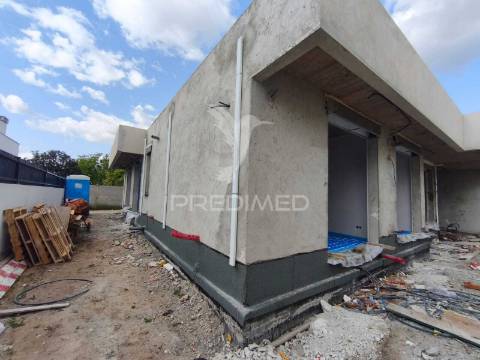 Moradia geminada t4 em brejos de azeitão