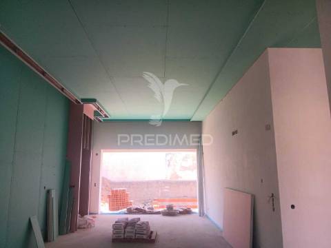 Moradia geminada t4 em brejos de azeitão