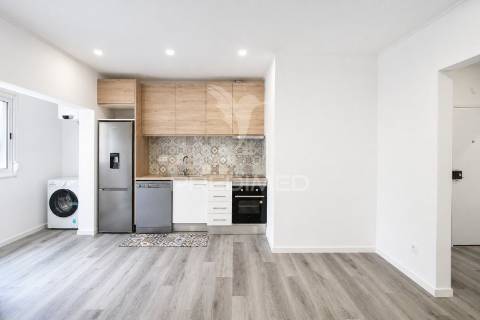T2, 1º andar remodelado, junto ao parque zeca afonso