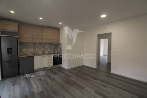 T2, 1º andar remodelado, junto ao parque zeca afonso
