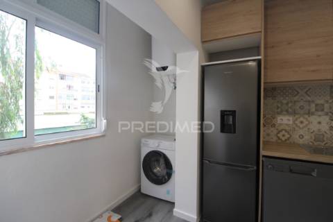T2, 1º andar remodelado, junto ao parque zeca afonso