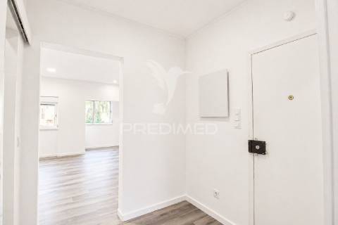 T2, 1º andar remodelado, junto ao parque zeca afonso
