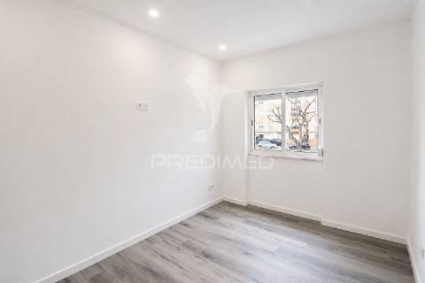 T2, 1º andar remodelado, junto ao parque zeca afonso
