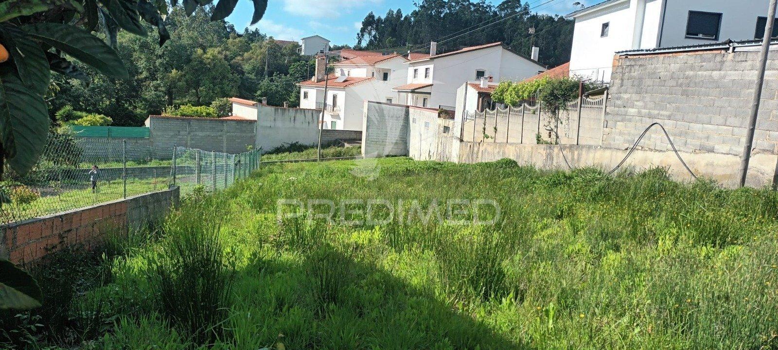Terreno de construçao em leira