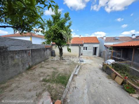 Moradia t3, em fase de remodelação – meia via, torres novas