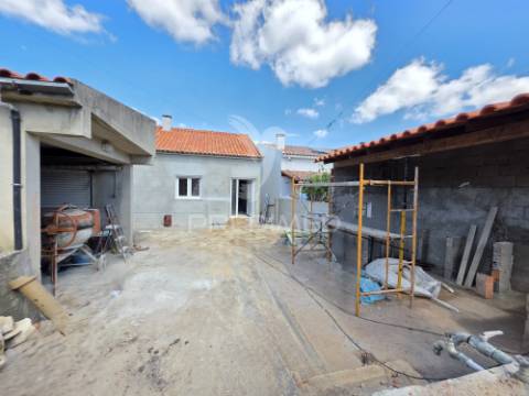 Moradia t3, em fase de remodelação – meia via, torres novas