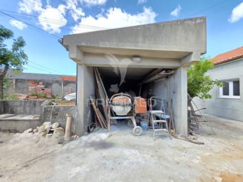 Moradia t3, em fase de remodelação – meia via, torres novas