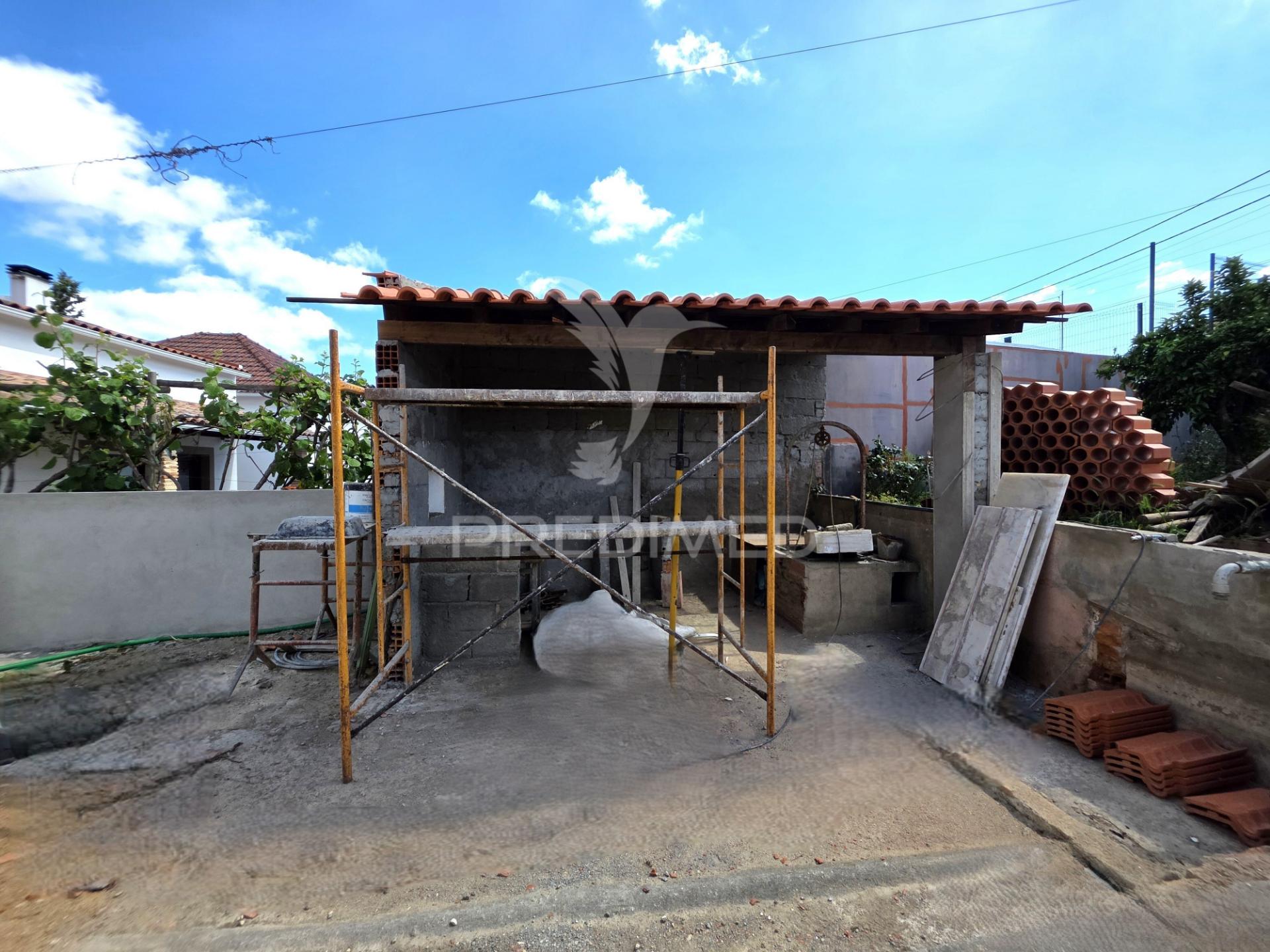 Moradia t3, em fase de remodelação – meia via, torres novas