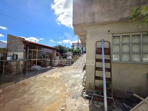 Moradia t3, em fase de remodelação – meia via, torres novas