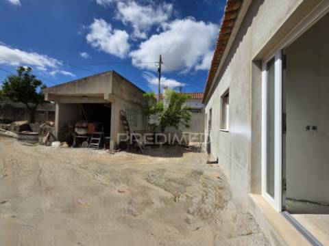 Moradia t3, em fase de remodelação – meia via, torres novas