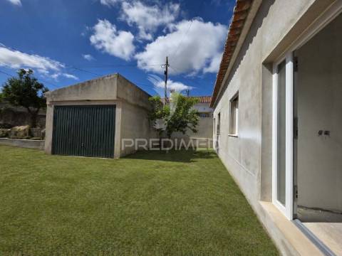 Moradia t3, em fase de remodelação – meia via, torres novas